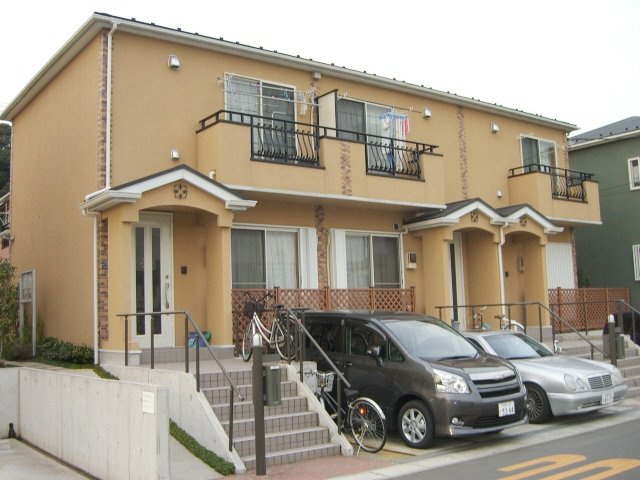 市川ガーデンヴィラＢの外観|カラフルでおしゃれな外観