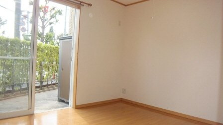 市川ガーデンヴィラＢの居間・リビング|南東向きのリビングです！