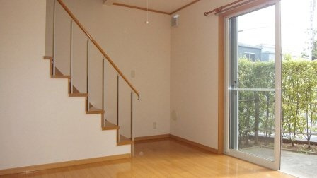 市川ガーデンヴィラＢの洋室|リビング前がカースペースです