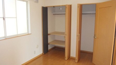 市川ガーデンヴィラＢの居間・リビング|たっぷり収納できます