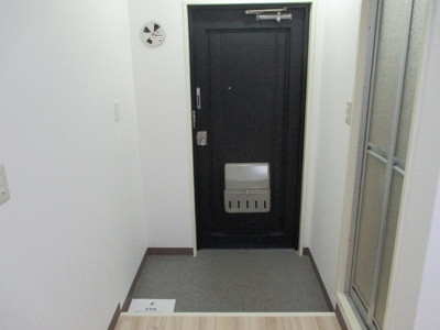 【玄関】 | センチュリー新大阪 | 収納もある玄関です