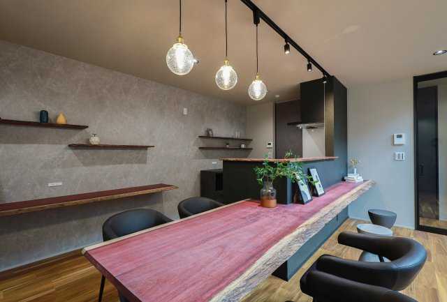 COLORSグリーンヒル　草津市追分5丁目3区画のその他|～施工事例～天然木のダイニング+カウンター一体型テーブル										
