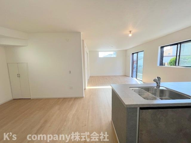 ◎茅ヶ崎市南湖6丁目　新築戸建　1号棟の居間・リビング|キッチンからみたリビングスペース♪