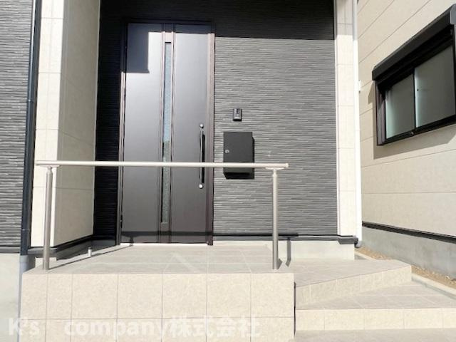 ◎茅ヶ崎市南湖6丁目　新築戸建　1号棟の玄関|玄関ドアまで階段つき♪
