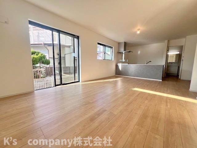 ◎茅ヶ崎市南湖6丁目　新築戸建　1号棟の居間・リビング|17.8帖の広さがあるリビングルーム◇◇