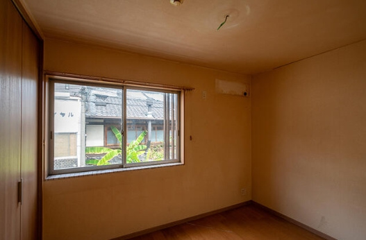 二条通に面した事業用貸家の内装