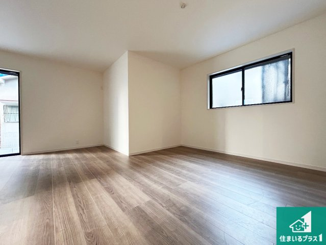 堺市中区深井水池町　新築一戸建ての居間・リビング|日当たり良好の明るいリビングで朝の目覚めもスッキリできそう！対面キッチンでご家族のコミュニケーションも自然と増える設計！小さなお子様が遊ぶスペースを作っても広々とくつろげるLDK！