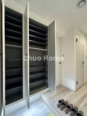 【玄関】 | 荒川遊園ビューハイツ | 【玄関】玄関には大型のシューズクローゼットを設置しておりますのでいつでもスッキリりとした空間を保てます。玄関周りを清潔に使うのはとても大事なことですよね。