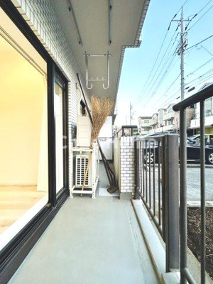 【バルコニー】 | 荒川遊園ビューハイツ | 【バルコニー】幅もあって、奥行きもあるゆとりのバルコニー。洗濯物を干したり乾かしたりだけでなく、ただ出てみるだけでも気持ちいいですよ。