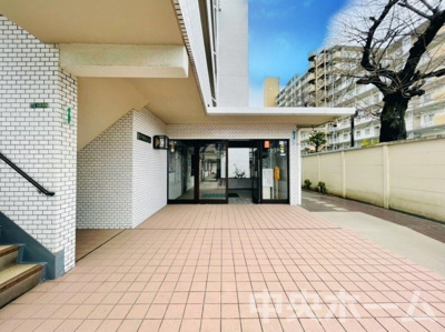 【エントランス】 | 荒川遊園ビューハイツ | 【エントランス】マンションのエントランスは、その物件の印象を決める、顔とも言える場所です。毎日通る場所ですからきれいなのが一番です。エントランス内はオートロックですので暮らしの安全も確保されています。