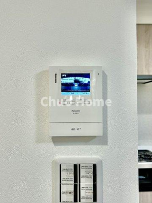 【セキュリティ】 | 荒川遊園ビューハイツ | 【モニターホン】誰が来たかすぐにわかるカラーモニター付きインターホン。通話ボタンを押すまでは室内の音は漏れていませんので相手を確かめてから応対できます。