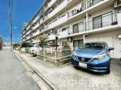 【駐車場】 | 荒川遊園ビューハイツ | 【敷地内駐車場】最新の空き状況や費用などの詳細は担当スタッフまでお問い合わせください。