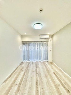 【寝室】 | 荒川遊園ビューハイツ | 【寝室】心と体をゆったりと安らげる主寝室。寝室のゆとりが大きい分だけ、暮らしの安らぎは深まります。一日の疲れを癒すだけでなく、ご夫婦の親密な語らいを紡ぎ出します