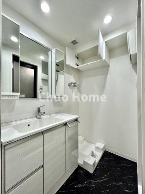 【ランドリースペース】 | 荒川遊園ビューハイツ | 【ランドリースペース】担当者がスケールを持ち歩いておりますので、ご見学時には現在お使いの洗濯機などがきちんと収まるかなどもチェックして下さい。見学前に測っておくと非常に便利だと思います。