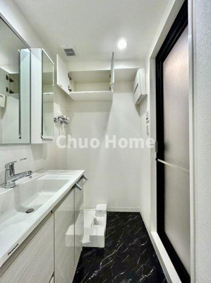 【脱衣所】 | 荒川遊園ビューハイツ | 【洗面所】明るい洗面所は朝をすっきりさせてくれる空間です。バタバタしている忙しい朝でも収納が多い洗面台では短い時間で効率良く支度ができます。