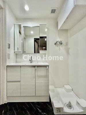 【独立洗面台】 | 荒川遊園ビューハイツ | 【洗面化粧台】洗面化粧台には三面鏡を採用。身だしなみを整えやすい事はもちろんですが、鏡の後ろに収納スペースを設ける事により、散らかりやすい洗面スペースをすっきりさせる事が出来るのも嬉しいですね