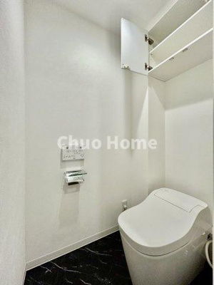 【トイレ】 | 荒川遊園ビューハイツ | 【トイレ】 収納スペースをしっかりと確保した温水洗浄便座機能付きトイレ。温水洗浄便座は清潔にお使いいただくための大切なアイテムです。