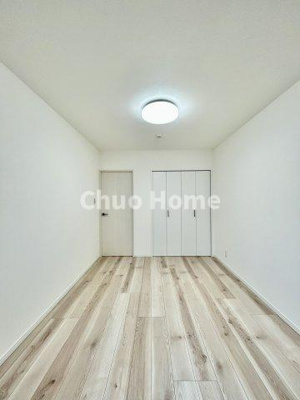 【洋室】 | 荒川遊園ビューハイツ | 【洋室】快適に過ごす条件は、一人ひとり違います。だからこそ飾り過ぎないシンプルな内装と偏り過ぎないデザインで統一しております。居住していく中でオーナー様だけの【マイホーム】に創り上げて下さい