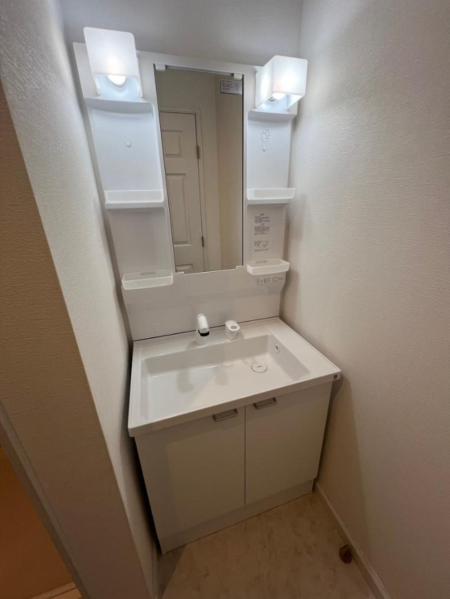 横浜市保土ヶ谷区狩場町 中古戸建て【仲介手数料無料】カースペース2台の独立洗面台