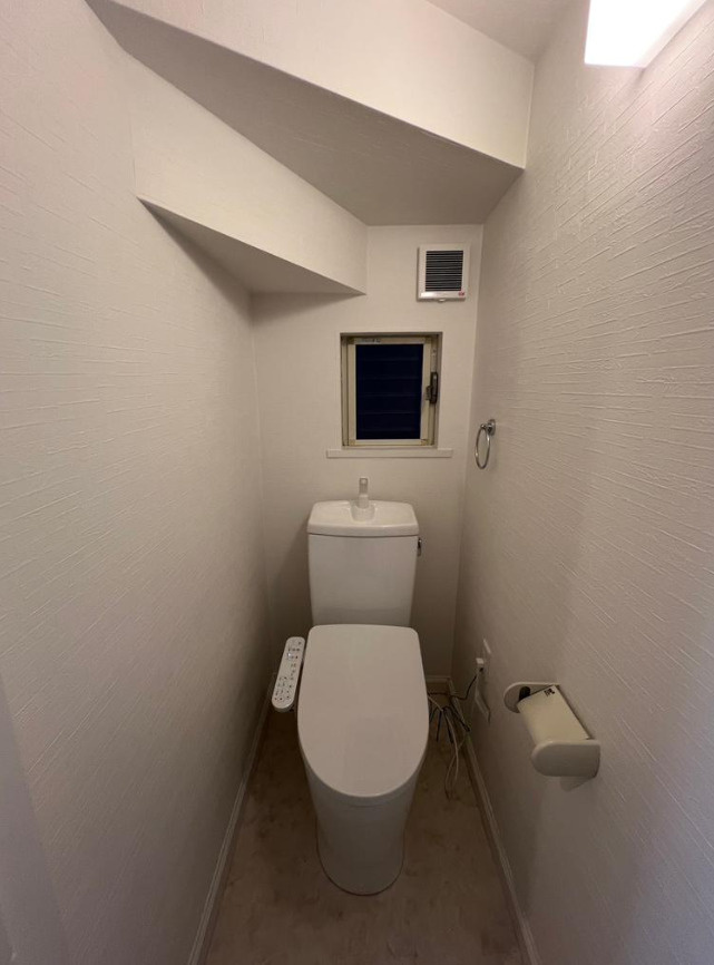 横浜市保土ヶ谷区狩場町 中古戸建て【仲介手数料無料】カースペース2台のトイレ