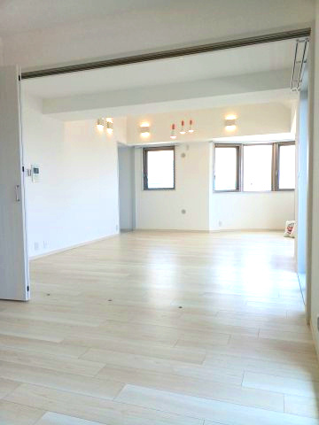 コスモシティ三宮東の内装|洋室から見たリビングダイニング