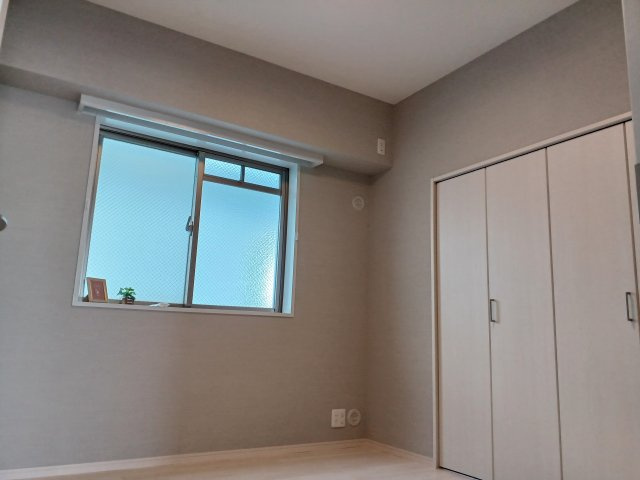 コスモシティ三宮東の洋室|落ち着いた色調の洋室です