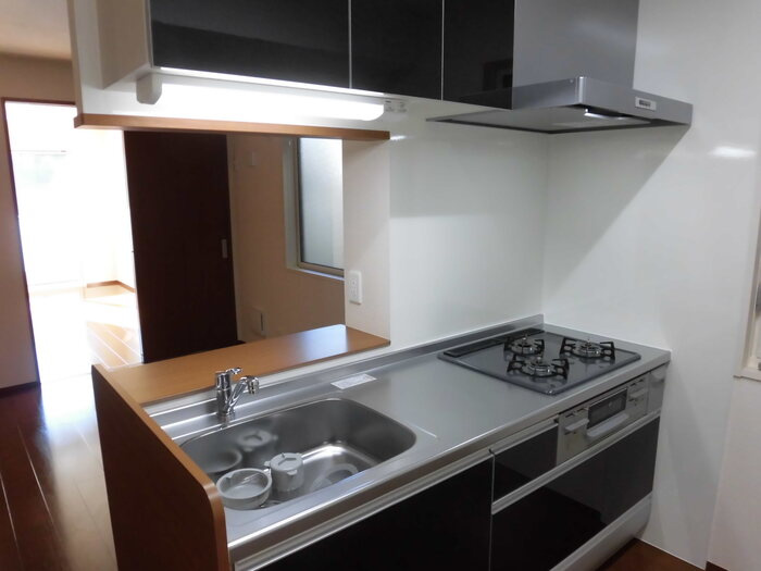 センチュリーハイムあかね台のキッチン|対面キッチン（３口コンロ）