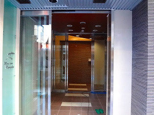 モンアミ両国のエントランス