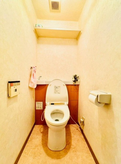 【トイレ】 | エンゼルハイム王子 | 白を基調とした清潔感があるトイレ。温水洗浄便座付きです。