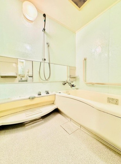 【浴室】 | エンゼルハイム王子 | 一日の疲れを癒すバスルームは、心地よいリラックスを叶える清潔感溢れる美しい空間です。