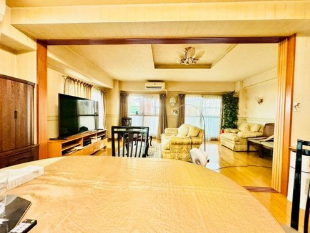 【居間・リビング】 | エンゼルハイム王子 | 暮らす家族に、訪ねてくる友人知人に、清らかで艶やかな時間をもたらしてくれるリビングです。