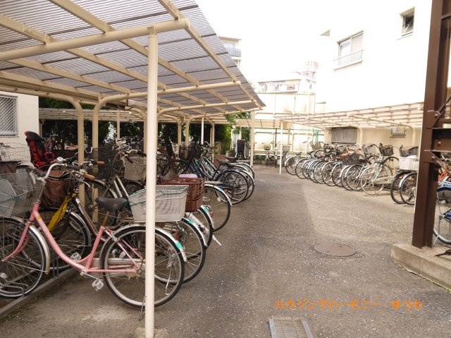 【駐輪場】 | エンゼルハイム王子 | 屋根付きの駐輪場となっていますので、雨の日でも大切な自転車が濡れずに済みます。