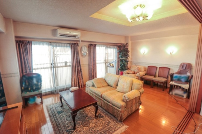 【居間・リビング】 | エンゼルハイム王子 | 居心地のいい暮らしには欠かせない眩い採光。ゆったりとした幅の窓からこの空間に降り注ぐ採光が絶えません。