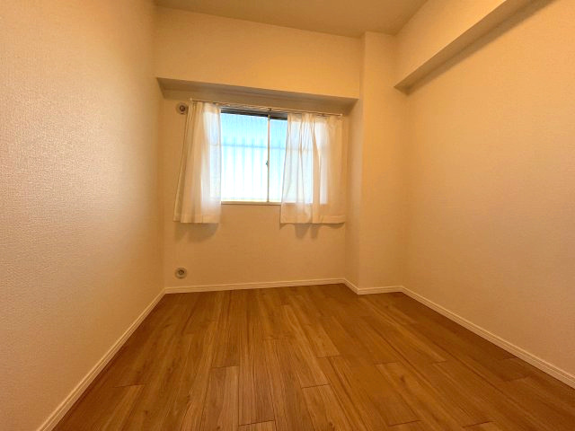 コープ野村新瑞橋　B棟の洋室|ナチュラルなフローリングと白い壁で明るく清潔感のあるお部屋です。