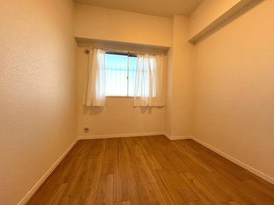 【洋室】 | コープ野村新瑞橋　B棟 | ナチュラルなフローリングと白い壁で明るく清潔感のあるお部屋です。