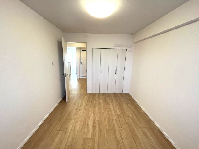 コープ野村新瑞橋　B棟の洋室|ナチュラルなフローリングと白い壁で明るく清潔感のあるお部屋です。
