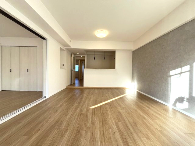 コープ野村新瑞橋　B棟の居間・リビング|日中はカーテンを開けて自然な光を取り込みリラックスして過ごしたいですね♪