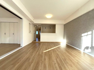 【居間・リビング】 | コープ野村新瑞橋　B棟 | 日中はカーテンを開けて自然な光を取り込みリラックスして過ごしたいですね♪