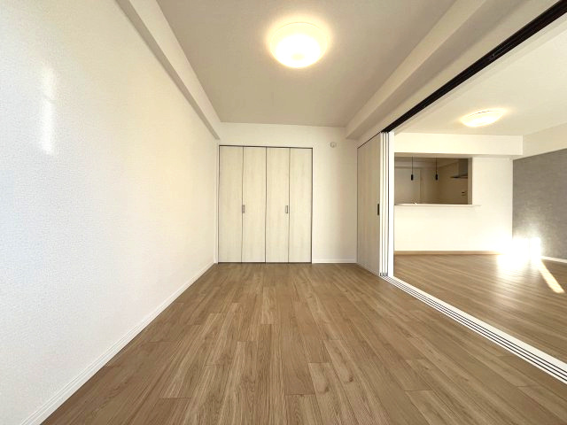 コープ野村新瑞橋　B棟の居間・リビング|日中はカーテンを開けて自然な光を取り込みリラックスして過ごしたいですね♪