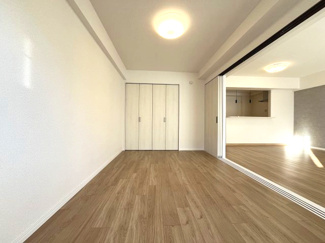 【居間・リビング】 | コープ野村新瑞橋　B棟 | 日中はカーテンを開けて自然な光を取り込みリラックスして過ごしたいですね♪