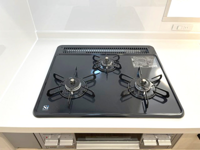 【キッチン】 | コープ野村新瑞橋　B棟 | 同時調理が可能な3口コンロで時短クッキングもラクラク。