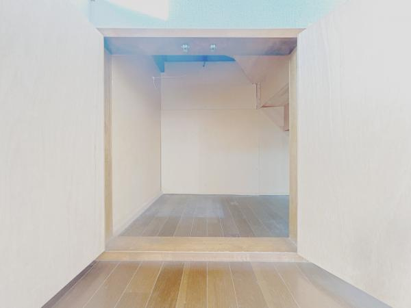 富士宮市安居山の中古一戸建|玄関横階段下収納