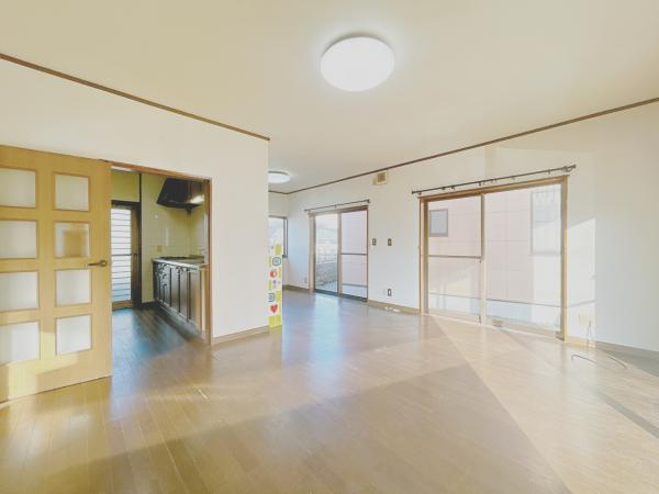 富士宮市安居山の中古一戸建|1階約13.75帖リビング別角度