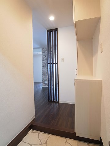 湊川センタービルA棟の玄関|玄関から綺麗な室内