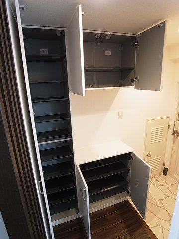 湊川センタービルA棟の玄関|大きなサイズの靴箱も完備してます