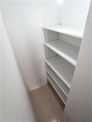 湊川センタービルA棟の設備|パントリーという、キッチン裏の収納スペース