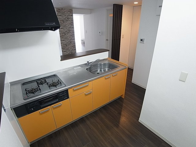 湊川センタービルA棟のキッチン|カウンターシステムキッチン、3口ガスコンログリル付き