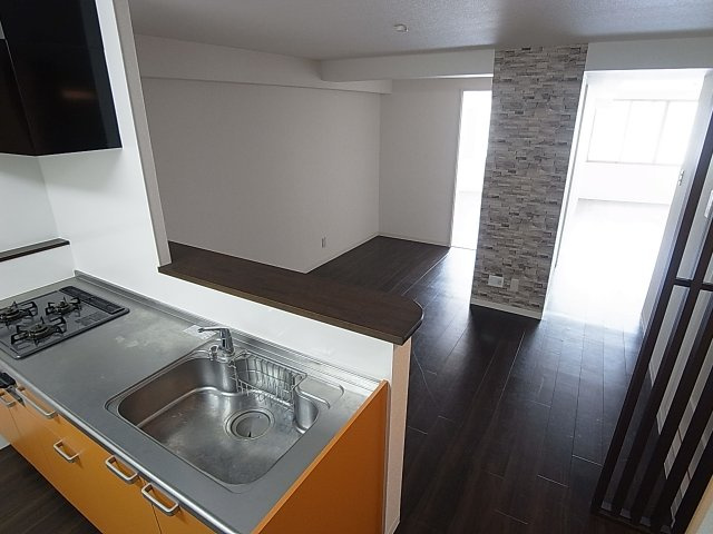 湊川センタービルA棟の居間・リビング|開放感の有る広々した室内はオススメ