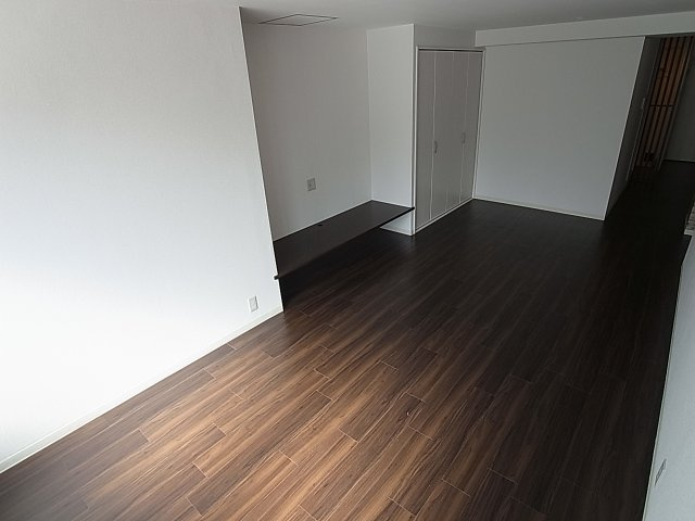 湊川センタービルA棟の内装|リビングとして使える10帖のスペース