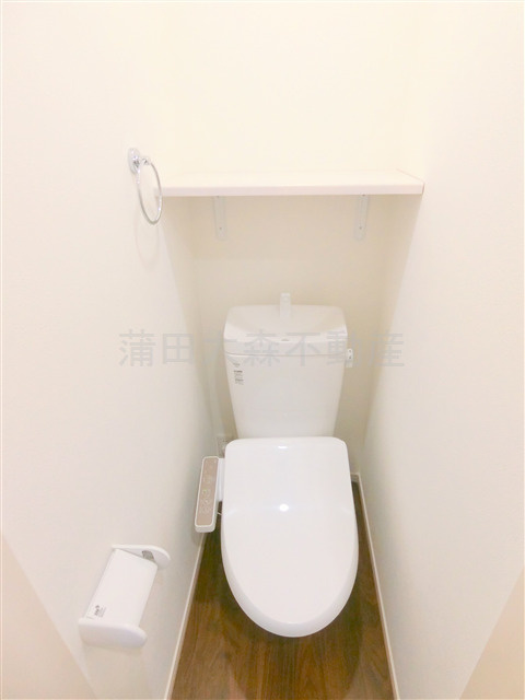 MELDIAメルディア蒲田Ⅲのトイレ|棚収納と温水洗浄便座付きのトイレ
